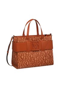 Borsa a mano in pelle marrone con motivo a logo impresso, manici superiori doppi e una tracolla removibile. Presenta una forma strutturata e accenti contrastanti.