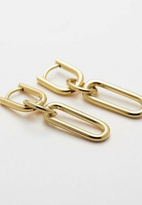 Guld metal øreringe i forlængede papirclipsformer med en poleret finish, sammenkoblede med cirkulære link for ekstra detaljer.