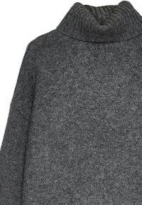 Suéter de cuello alto en gris oscuro, con un patrón de punto texturizado y un cuello grueso y doblado. La tela suave ofrece calor y comodidad.