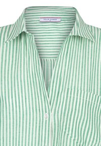 Camisa de botón a rayas verdes y blancas con cuello, que presenta un bolsillo y una tela texturizada, diseñada con rayas verticales estrechas.