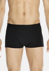 Schwarze Boxershorts für Männer aus glattem Stoff mit einem weichen, elastischen Bund, der den Markennamen trägt, eng anliegendem Schnitt und kurzen Beinen.