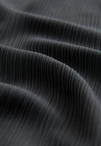 REGULAR FIT - CRINKLE - Bluză de corp - black