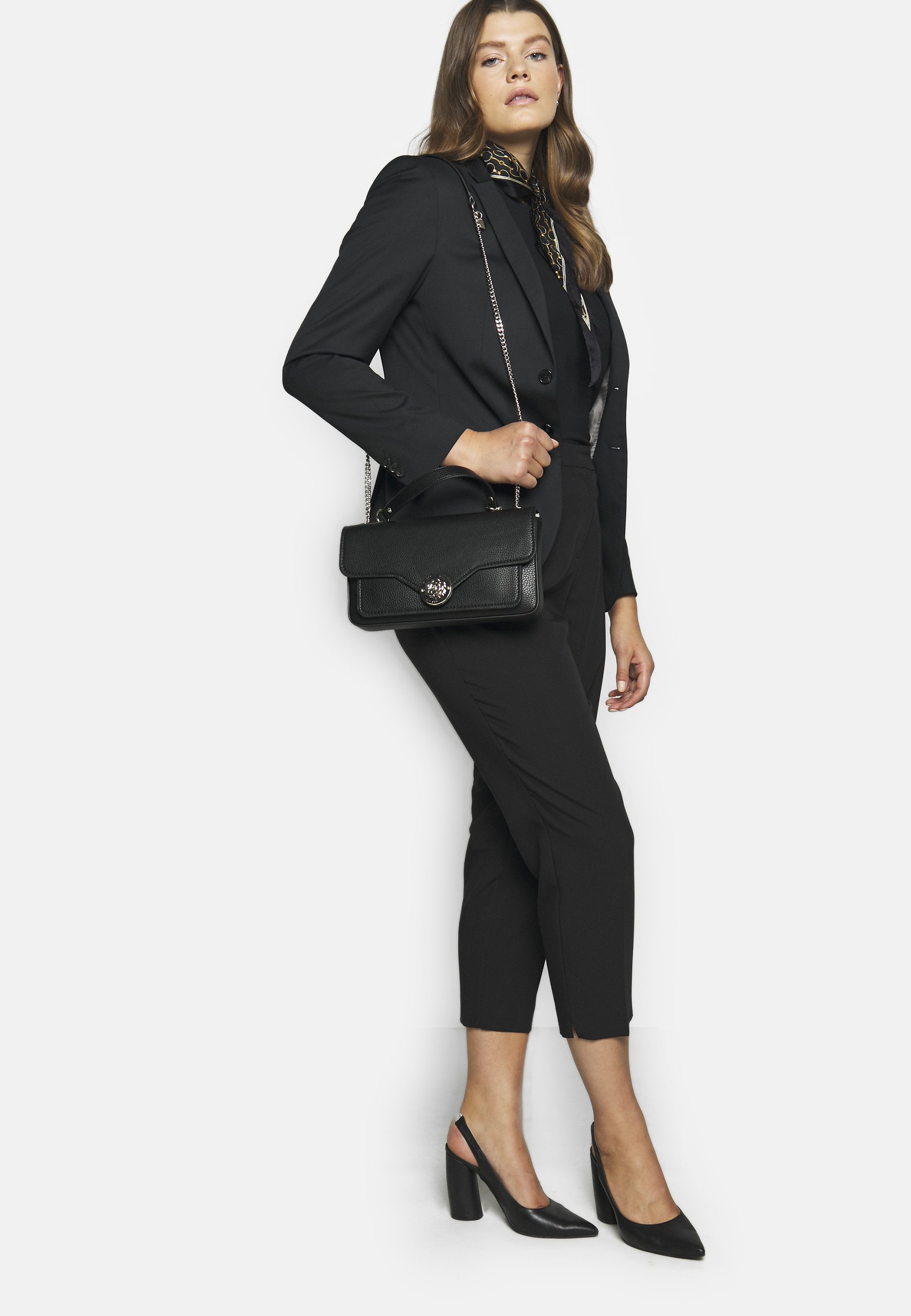 Guess BELLE ISLE XBODY FLAP Håndveske blacksvart Guess BELLE ISLE XBODY FLAP Håndveske blacksvart