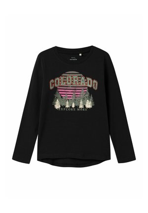 Camisa de manga larga negra con un diseño gráfico que incluye "COLORADO", un amanecer en rosa y árboles en verde. Tela de algodón suave.