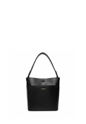 Czarna skórzana torba typu bucket z pojedynczym paskiem na ramię i zapięciem na guzik, z małym złotym logo marki z przodu.