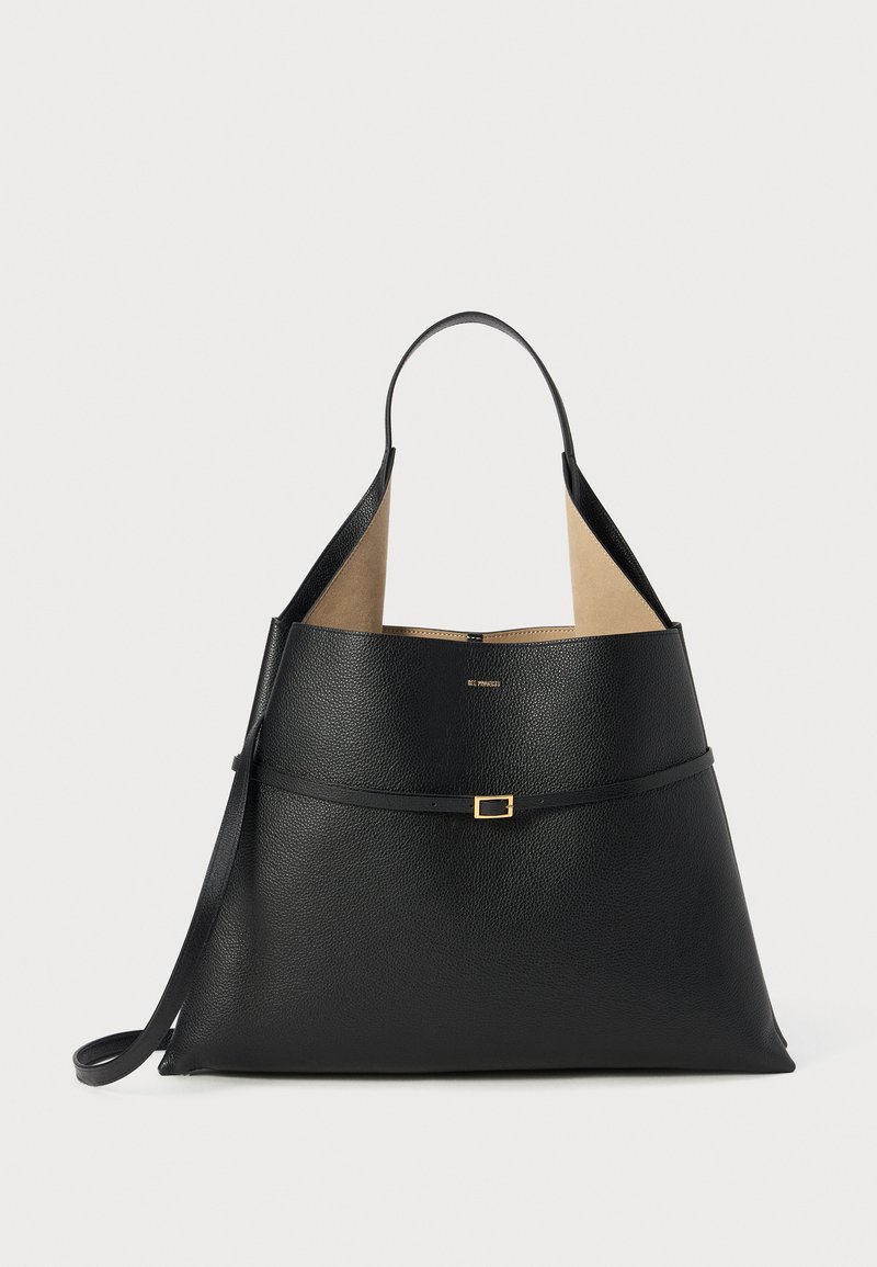 Bolso tote de cuero negro con un acabado texturizado, que presenta una parte superior abierta y amplia, correas de hombro delgadas y un acento dorado en el centro.