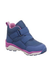 Niebieski but sportowy z różowymi akcentami, posiadający teksturowaną cholewkę, regulowany pasek na rzep oraz biały, wytrzymały spód.