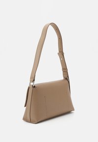Calvin Klein DAILY SHOULDER BAG PEBBLE - Geantă de mână - chanterelle