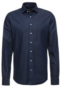 Dunkelblaues Denim-Hemd mit langen Ärmeln, Knopfverschluss vorne und klassischem Kragen, vor einem weißen Hintergrund präsentiert.