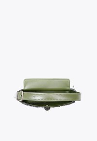 Borsa a tracolla verde in pelle con finitura liscia, dotata di una tracolla staccabile, una catena metallica texturizzata e una chiusura superiore.