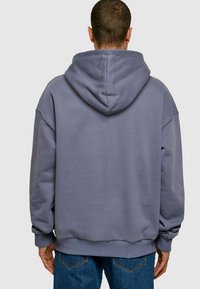 Hall Grey oversize kapuutsiga särk, millel on suur kapuuts, ribidega varrukad ja äär, valmistatud pehmest kangast ning millel on lihtne ja mugav disain.