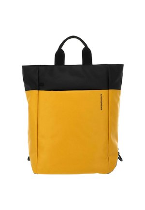 Sac à dos jaune et noir de forme rectangulaire, fabriqué en matériau lisse. Il dispose de poignées supérieures et d'une poche zippée à l'avant.