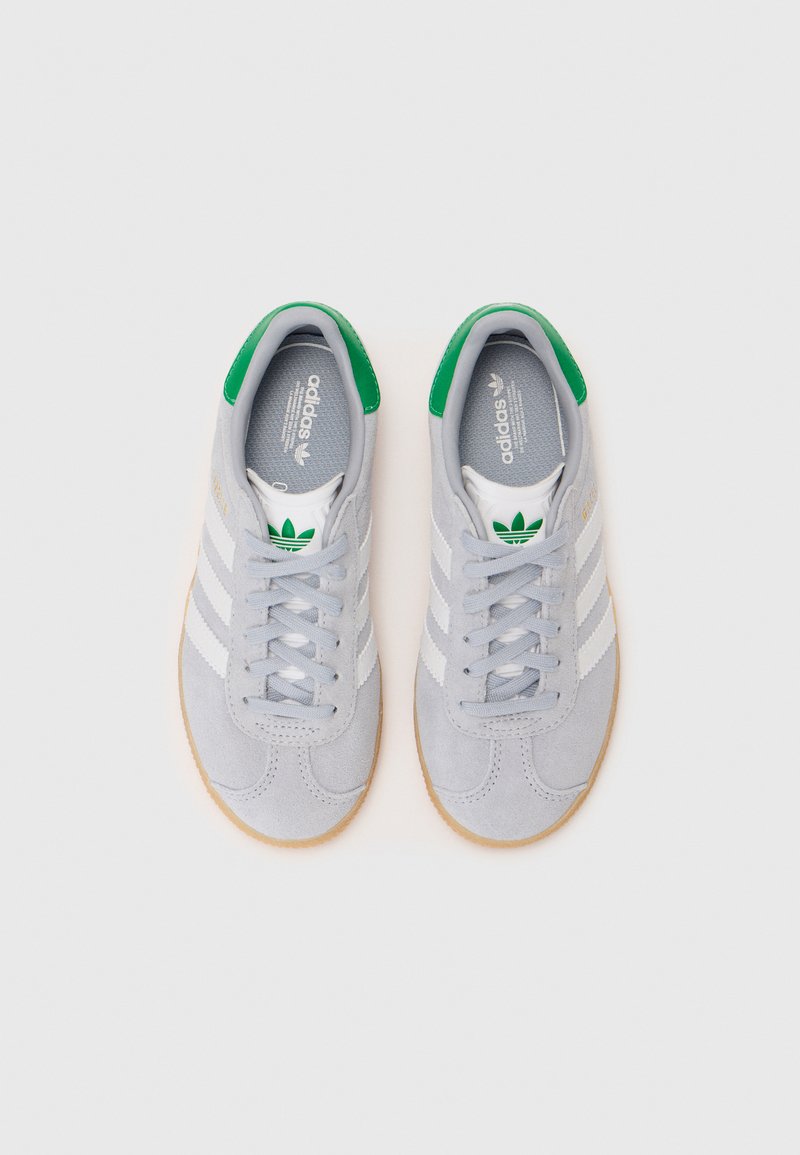 adidas Originals GAZELLE UNISEX - Trainers - halo  silver-coloured/white/green/grey - Zalando