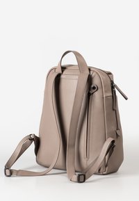 Grauer Leder-Rucksack mit strukturierter Oberfläche, verstellbaren Riemen, einem oberen Griff und einer seitlichen Reißverschlusstasche.
