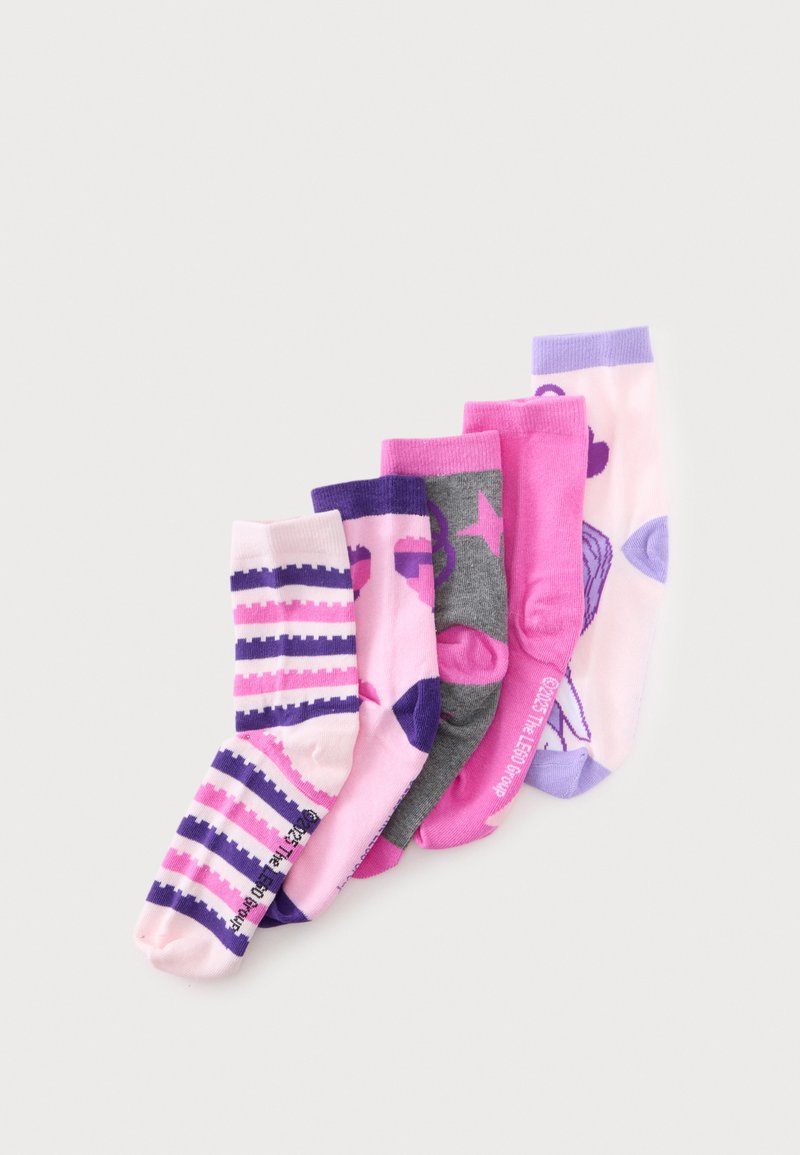Cinq paires de chaussettes colorées pour enfants en rose, violet et gris, chacune avec des motifs et des designs différents, soigneusement disposées sur un fond blanc.