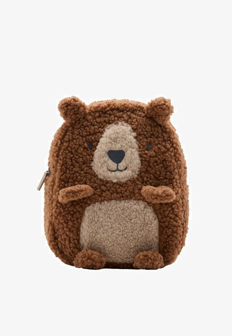 Brun plyschbjörn-formad påse med en fluffig textur, krämfärgad mage, små öron och sydda ansiktsdrag. Dragkedja på sidan.