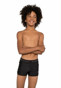 Shorts de bain noirs avec une large ceinture élastique arborant un logo de marque. Style ajusté, texture lisse, longueur jusqu'à mi-cuisse.