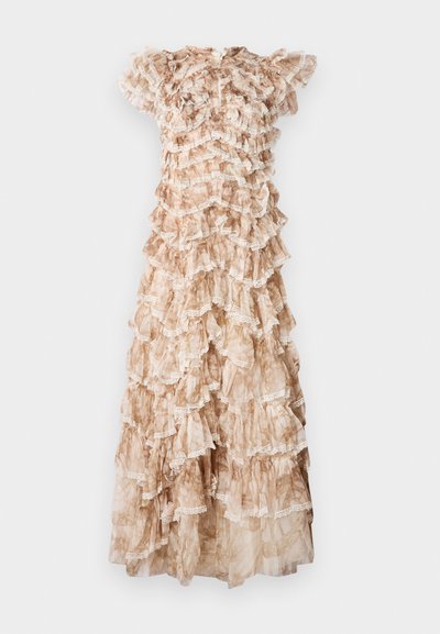 Robe longue et volante en tissu léger et transparent dans des tons beiges et bruns, avec des détails en dentelle et de courtes manches flottantes.