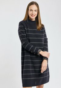 Robe noire à rayures avec un col montant, des manches longues et des accents de boutons dorés aux poignets. Tissu doux avec des rayures grises horizontales.