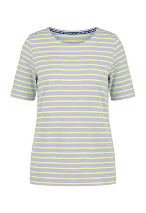 Lawendowa koszula z krótkim rękawem, z jasnooliwkowymi poziomymi paskami i okrągłym dekoltem, prezentowana na białym tle.