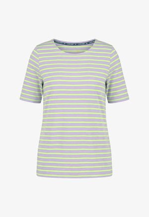 Lawendowa koszula z krótkim rękawem, z jasnooliwkowymi poziomymi paskami i okrągłym dekoltem, prezentowana na białym tle.