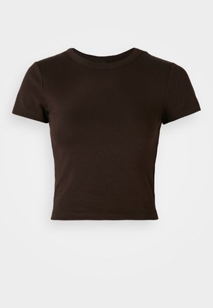 Brun, kortermet t-skjorte laget av myk bomull. Har rund hals og en tettsittende design, med en jevn tekstur.