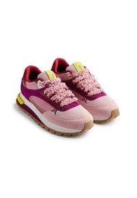 Zapatillas con parte superior de malla rosa y acentos de ante morado, con cordones texturizados en rosa y un detalle amarillo en la lengüeta. Suela de goma.