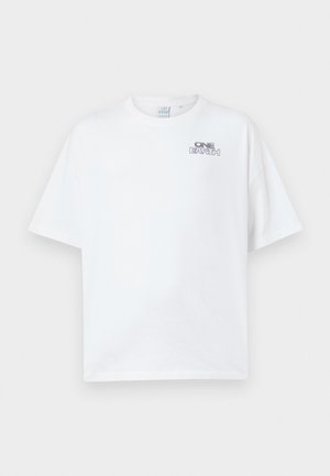 Λευκό βαμβακερό μπλουζάκι σε χαλαρή γραμμή. Διαθέτει ένα μικρό μωβ γραφικό "ΜΙΑ ΓΗ" στην αριστερή πλευρά του στήθους. Κοντά μανίκια και στρογγυλή λαιμόκοψη.