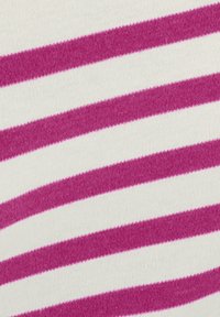 Gebreid materiaal met afwisselende horizontale strepen in magenta en wit. De textuur is glad met een zachte, katoenachtige feel.