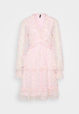 Roza cvjetna haljina s dugim prozirnim rukavima, V-izrezom, naboranim detaljima i slojevitom suknjom. Izrađena od lagane, lepršave tkanine.