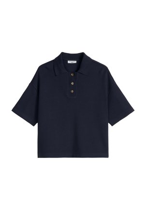 Marineblauw poloshirt met korte mouwen, drie knopen en een klassieke kraag, plat gelegd op een witte achtergrond.