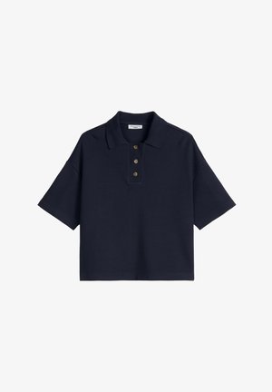Marineblaues Poloshirt mit kurzen Ärmeln, drei Knöpfen und einem klassischen Kragen, flach auf einem weißen Hintergrund liegend.