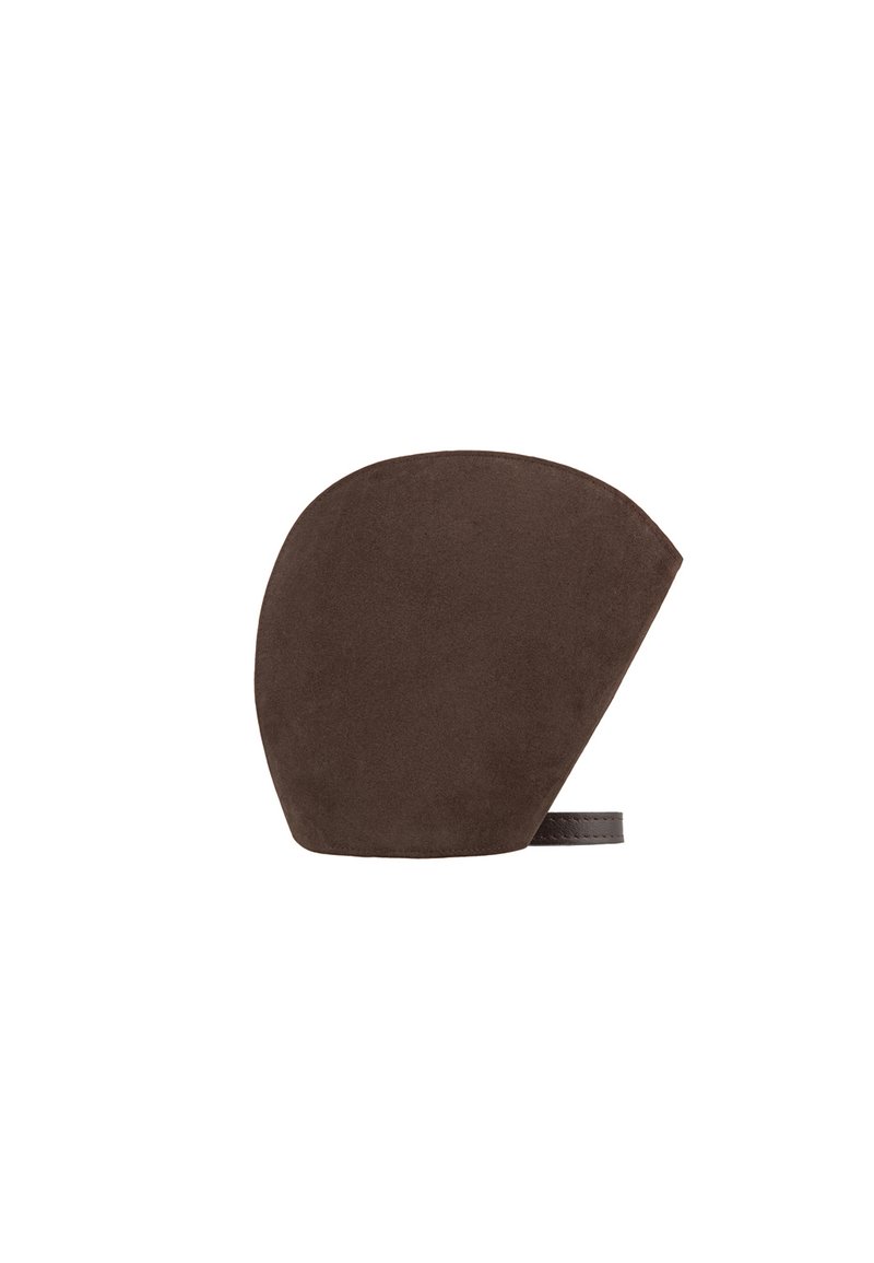 Fascia per le orecchie in suede marrone con una forma arrotondata, dotata di una striscia in pelle per la regolazione. Texture liscia, senza motivi visibili.