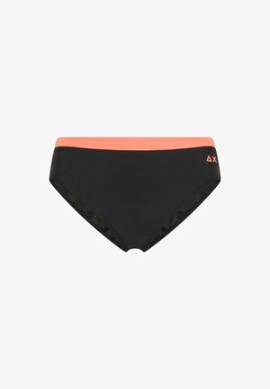 Slip bikini neri con fascia in vita corallo e piccolo logo corallo sul lato destro.