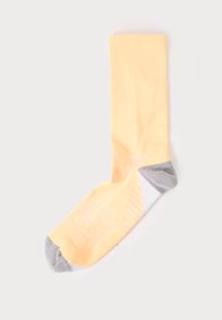 PERFORMANCE RUN CREW SOCK UNISEX - Αθλητικές κάλτσες - orange glow