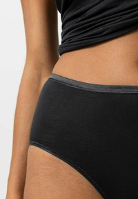 Zwarte katoenondergoed met een gladde textuur, met een contrasterende grijze tailleband en minimale stikseldetails.