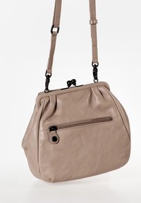 Borsa a mano in pelle beige con forma arrotondata, design arricciato, tasca con zip frontale e tracolla removibile. Presenta accessori in metallo nero.