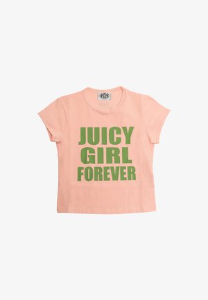 T-shirt rosa chiaro a maniche corte con testo verde audace che legge "JUICY GIRL FOREVER". Realizzato in cotone morbido, presenta un collo rotondo.