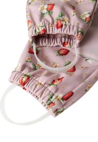 Masque en tissu rose avec un imprimé fraises et fleurs, boucles d'oreilles élastiques et bords froncés pour un ajustement confortable. Texture douce et motif floral.