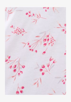 Witte stof met een bloemmotief in roze en lichtgrijs, met delicate takken en kleine bloesems die gelijkmatig over het oppervlak verspreid zijn.