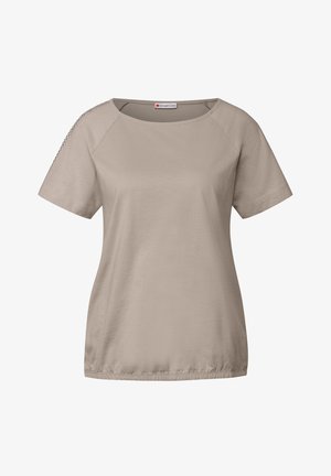 Top de manga corta beige con escote redondo y detalles de malla intrincados en los hombros; tejido suave con un ajuste relajado y dobladillo fruncido.