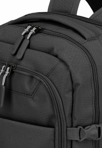 Zaino nero con motivo esagonale, dotato di più scomparti con zip, cursori della zip in gomma e spallacci regolabili per un trasporto ergonomico.