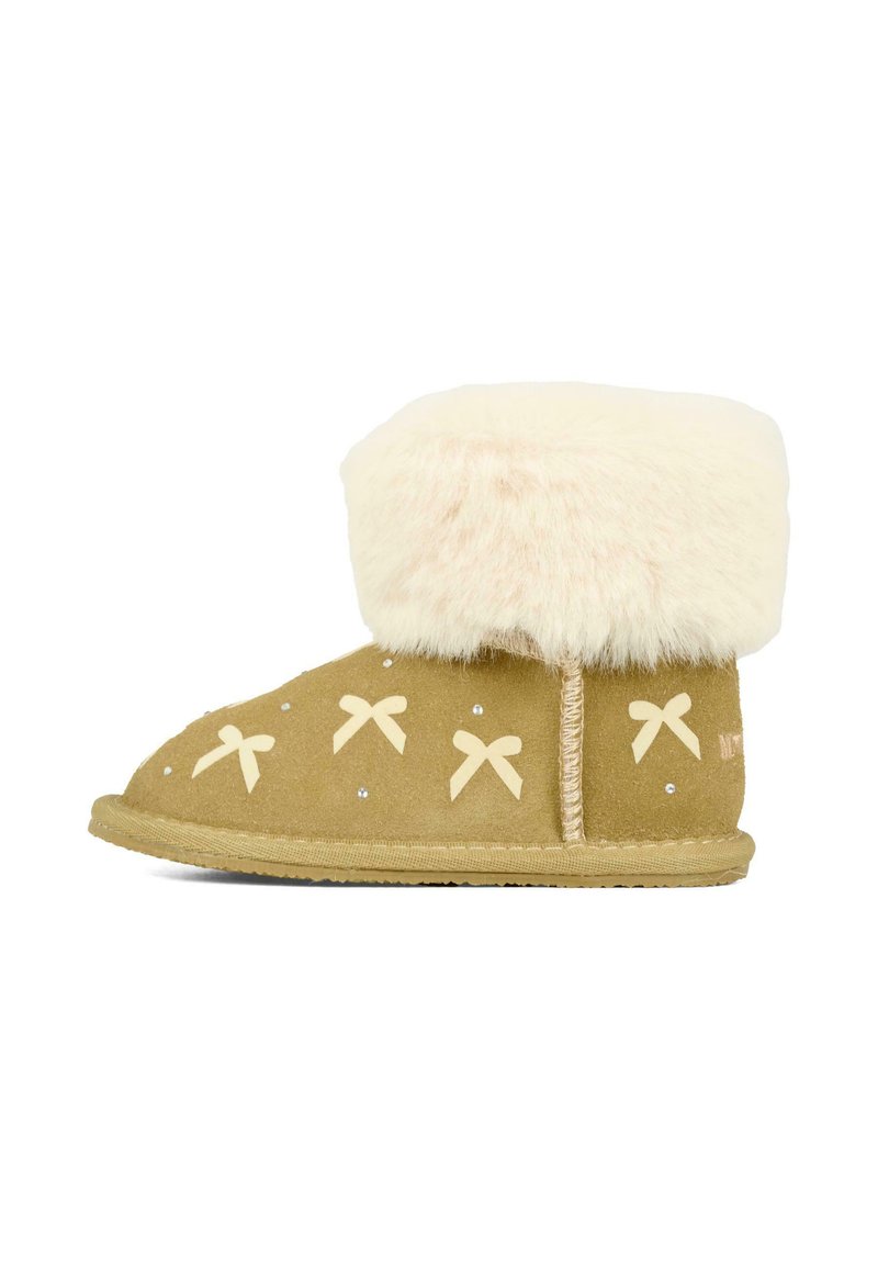 Kinder tan suède winterboot met een crème nepbont manchet, versierd met kleine strikjes en rhinestones, met een platte zool.