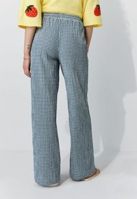 Blauwe en witte geruite wijde broek met een elastische tailleband, met een soepele textuur en een ontspannen pasvorm.