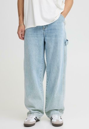 Hellblaue, übergroße Jeans mit geradem Bein, aus Denim gefertigt. Verfügt über eine seitliche Tasche und dezentes Ausbleichen im gesamten Stoff.