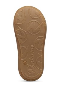 Suola di una piccola scarpa marrone per bambini con motivi a logo in rilievo a vortice e taglia numero 20 vicino al tallone.