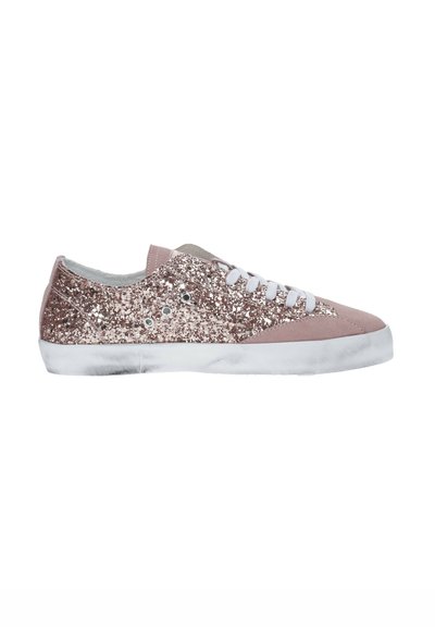 Sneaker rivestite di glitter in un delicato rosa con lacci bianchi, caratterizzate da un accento in suede e una suola in gomma bianca. Adatte per un look casual.