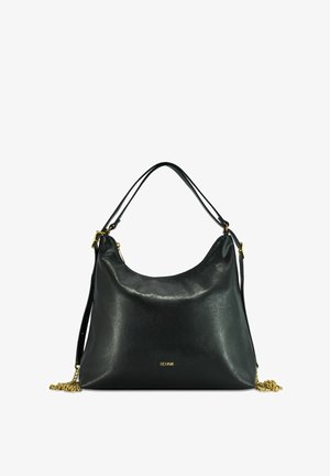 Czarna skórzana torebka na ramię o luźnym kształcie, z podwójnymi paskami, złotymi detalami i subtelnym logo z przodu. Gładka tekstura.