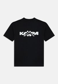 Svart bomull t-shirt med korta ärmar, med stor vit "KAPPA" logotyp och stiliserad design över framsidan.