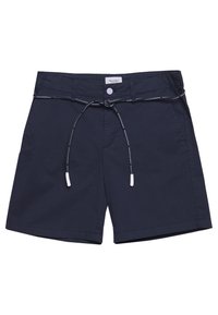 Námořnické modré kraťasy s černým stahovacím páskem, který má bílé nápisy, zapínání na knoflík a poutka na pásek.